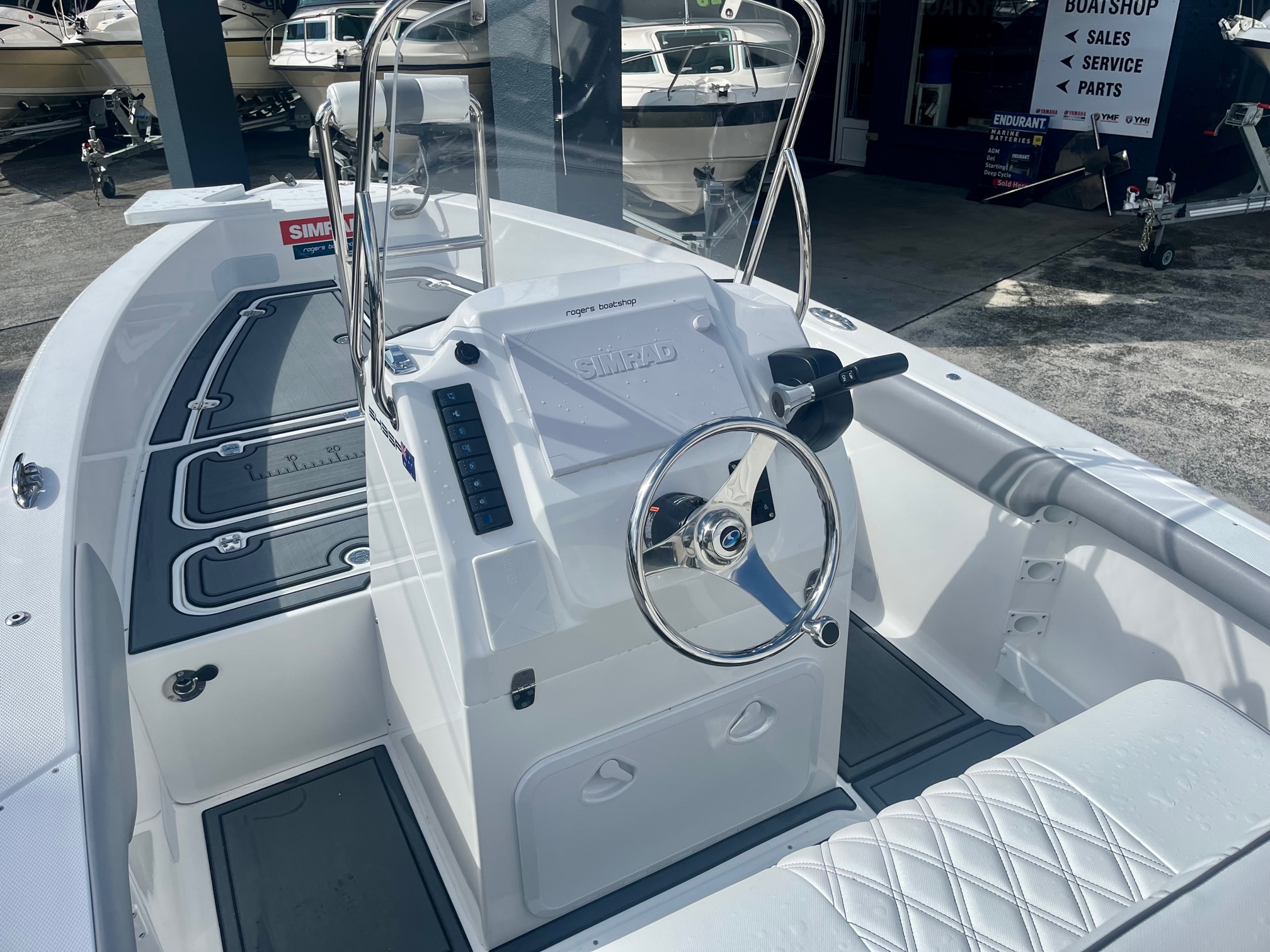 Rogers Boatshop: Haines Signature / 543SF Centre Console / 2023